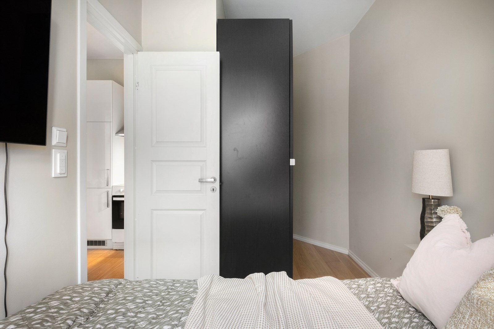 Soverommet har en lun og rolig atmosfære, med plass til seng og oppbevaring. Galleribilde