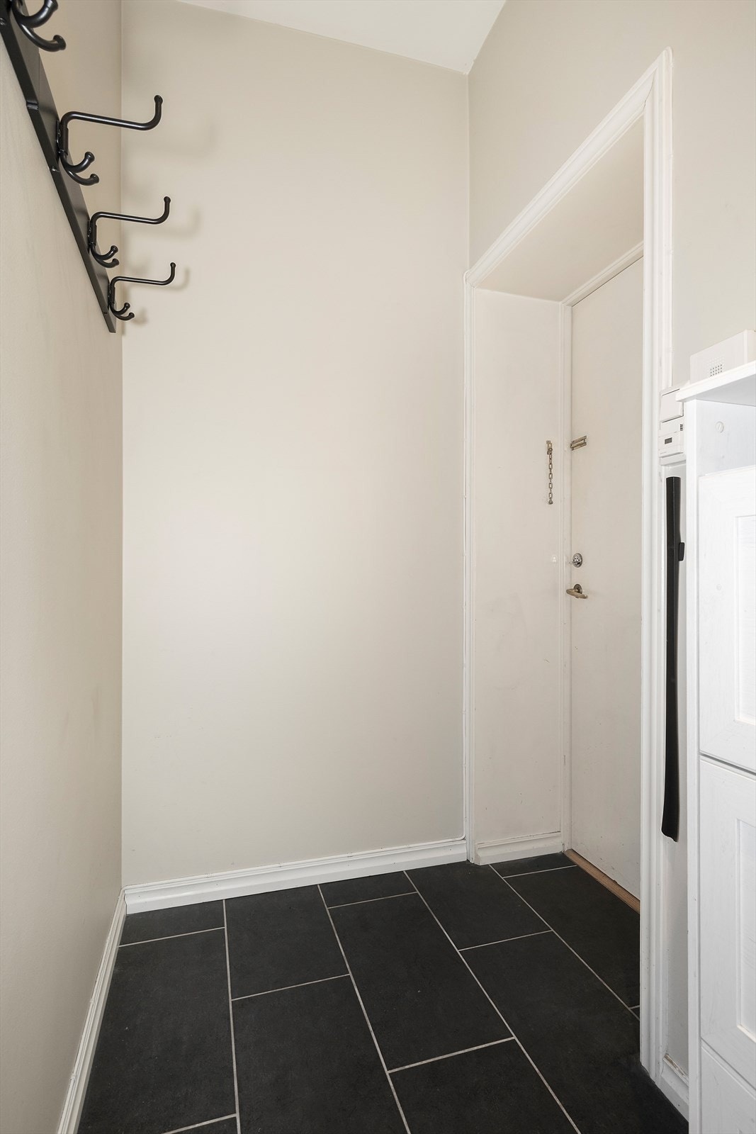 Entré/gang med plass til å henge fra seg og et ryddig førsteinntrykk. Galleribilde