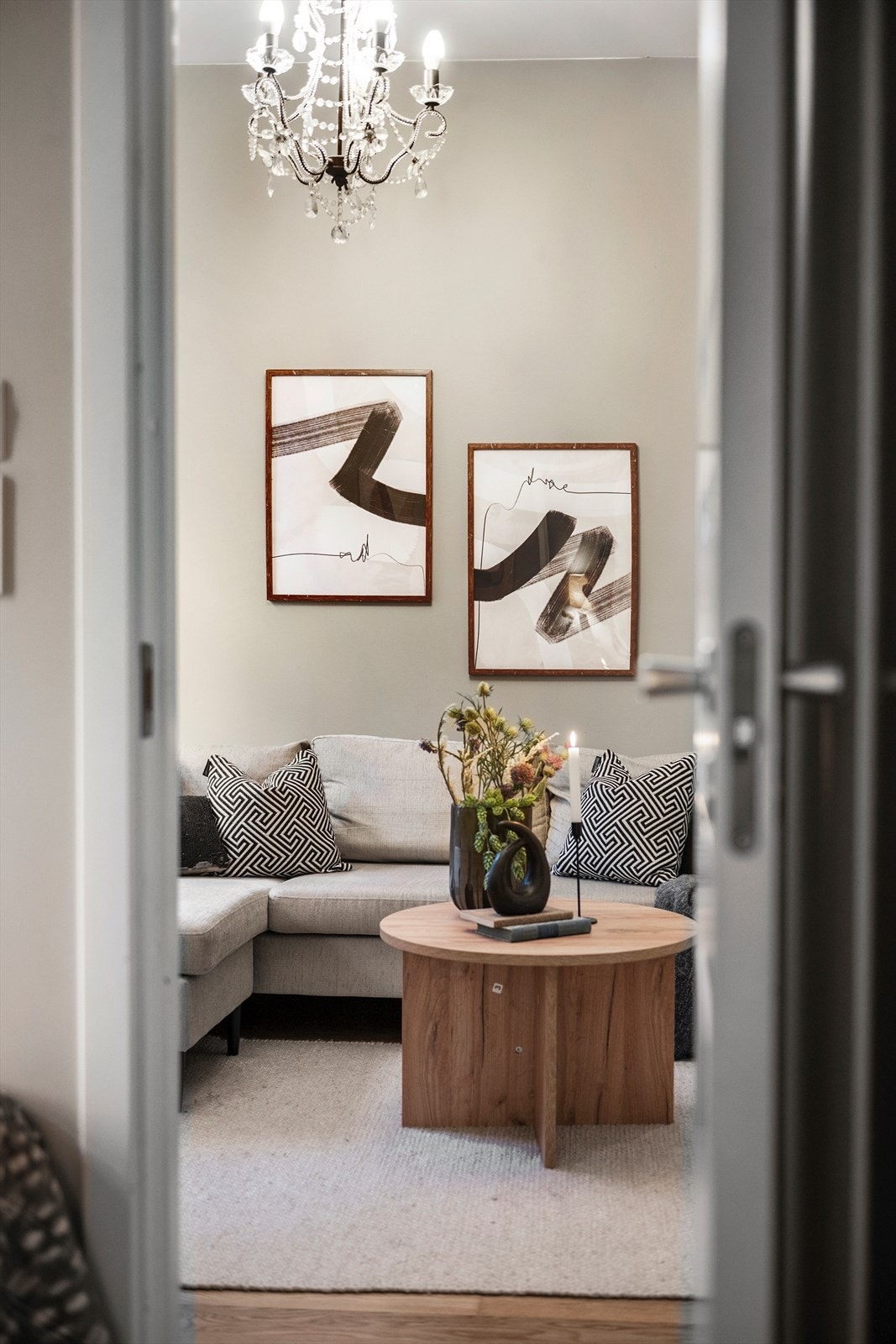 Leiligheten har på sommer morgen- og formiddagssol i stue og soverom, noe som gir en lys og behagelig start på dagen. Galleribilde