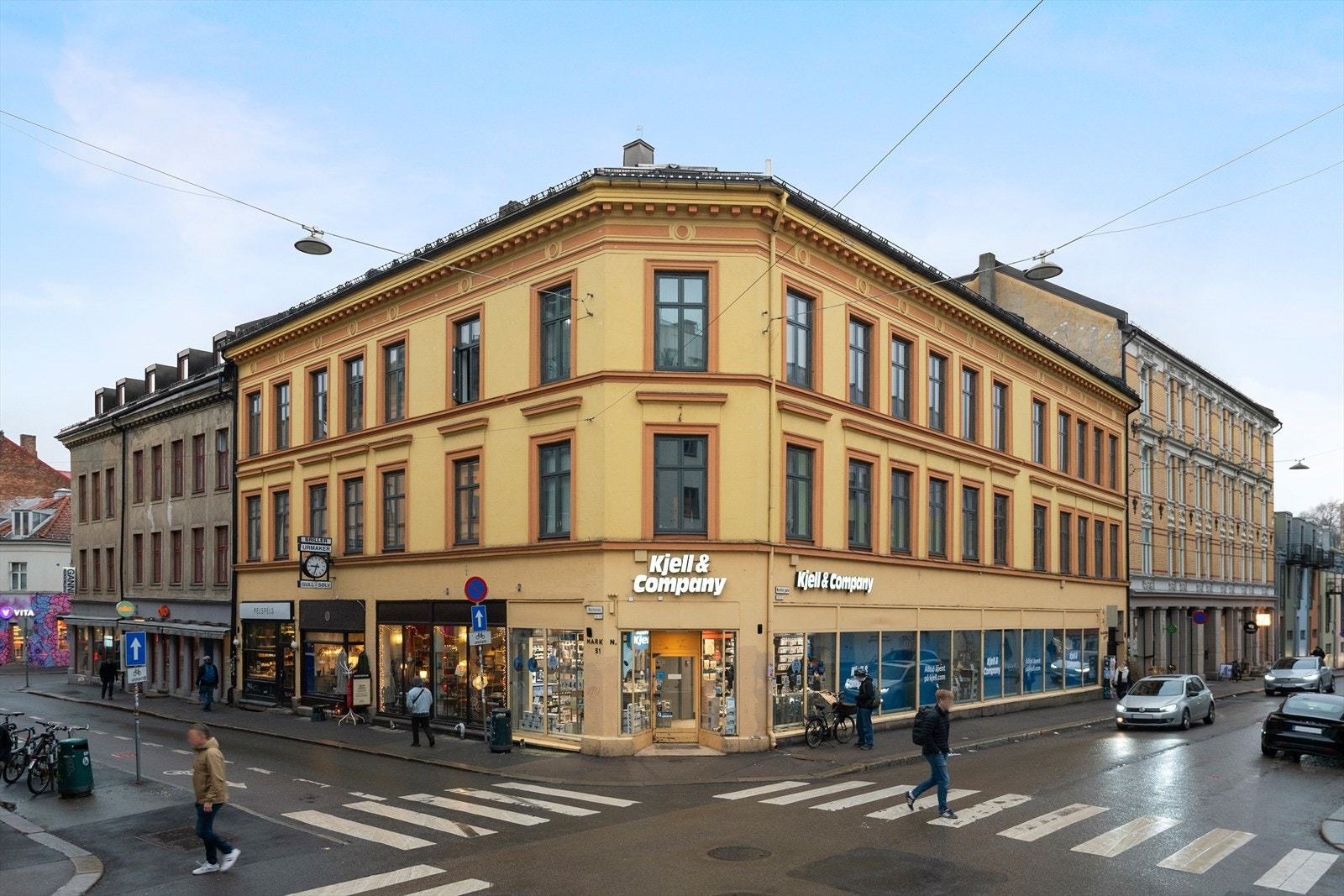 Fasadebilde av Markveien 51. Attraktiv beliggenhet i et levende bymiljø, omgitt av kaféer, butikker og nabolagets puls. Galleribilde