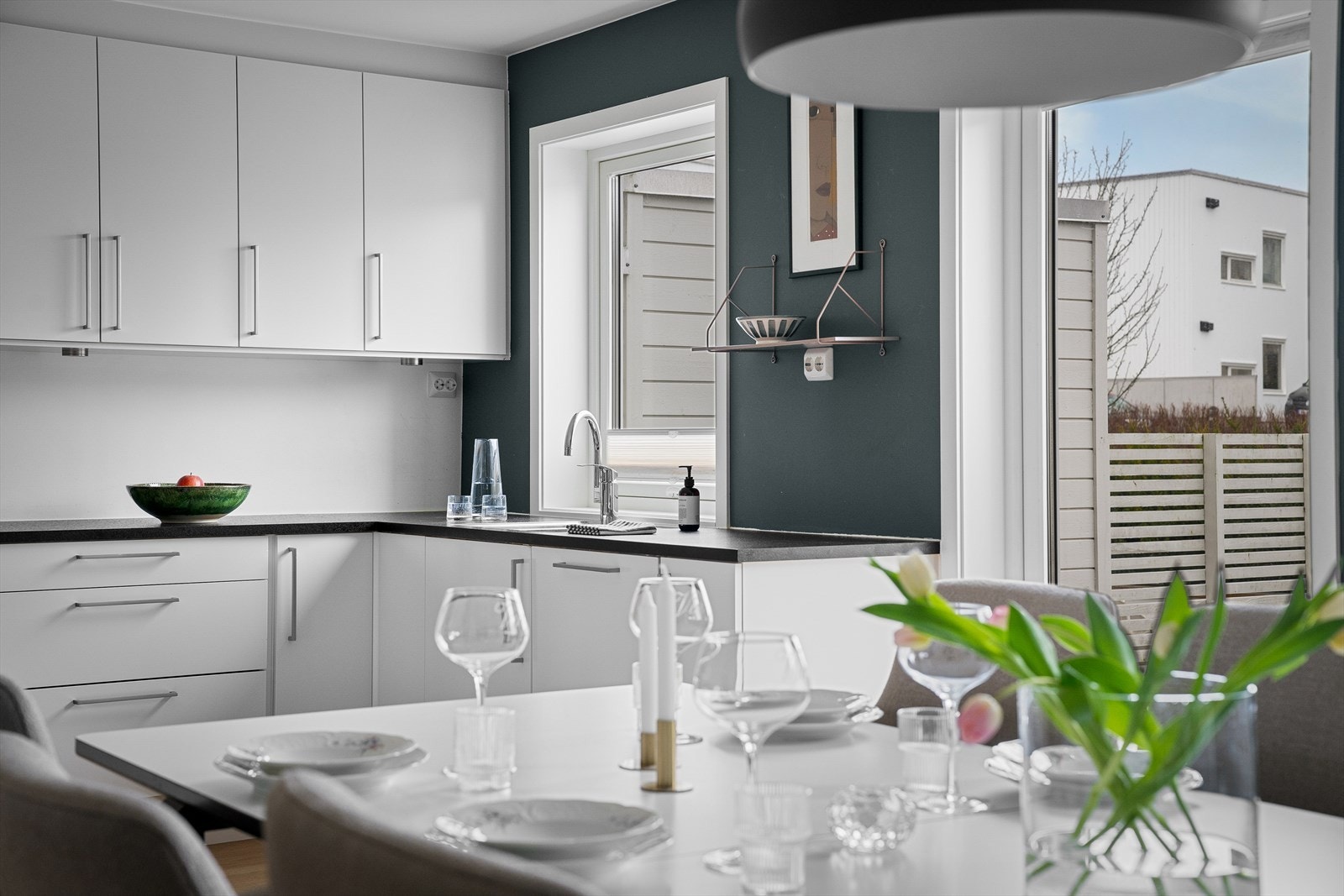 Spotter under overskap. Rikelig med naturlig lys via vindu og terrassedører. Stilrent og enkelt å tilføre eget interiør. Galleribilde