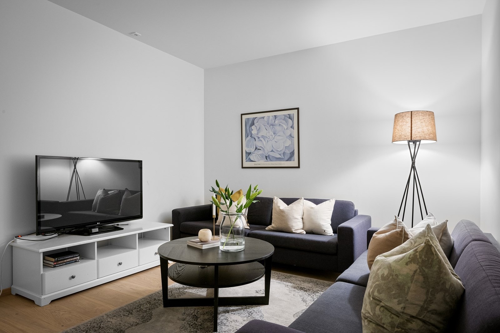 Et supert mediarom som er perfekt for gaming eller som tv-stue for samling av ungdom, uten å forstyrre de andre stuene. Alt på 1 plan med bad, soverom og mediarom - gjør det ideelt for ungdom/større barn. Galleribilde