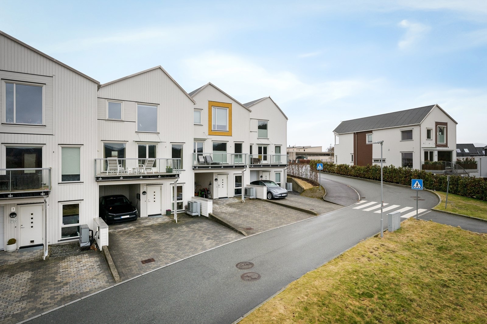 Prima plassering på feltet med vatnet som nærmeste nabo - i rolig blindvei. God parkering for 3-4 biler i carport med lader og belegningsstein i gårdsrom. Galleribilde