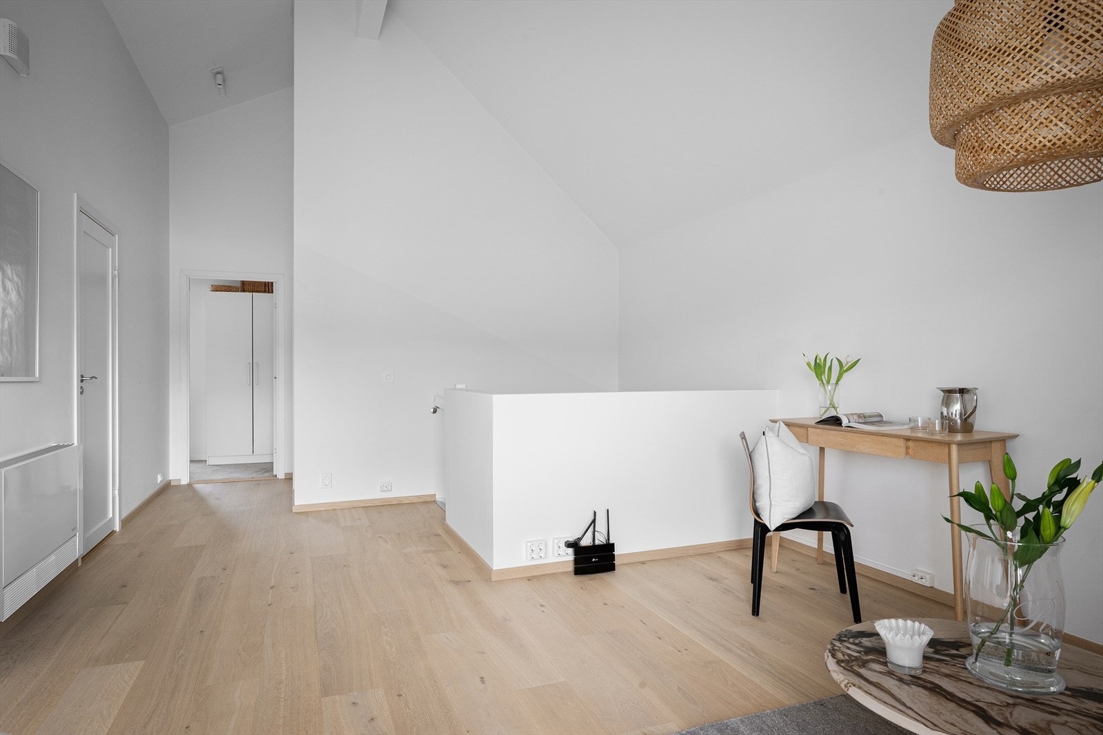 En meget romslig loftstue med herlig takhøyde og nydelig utsikt. Galleribilde