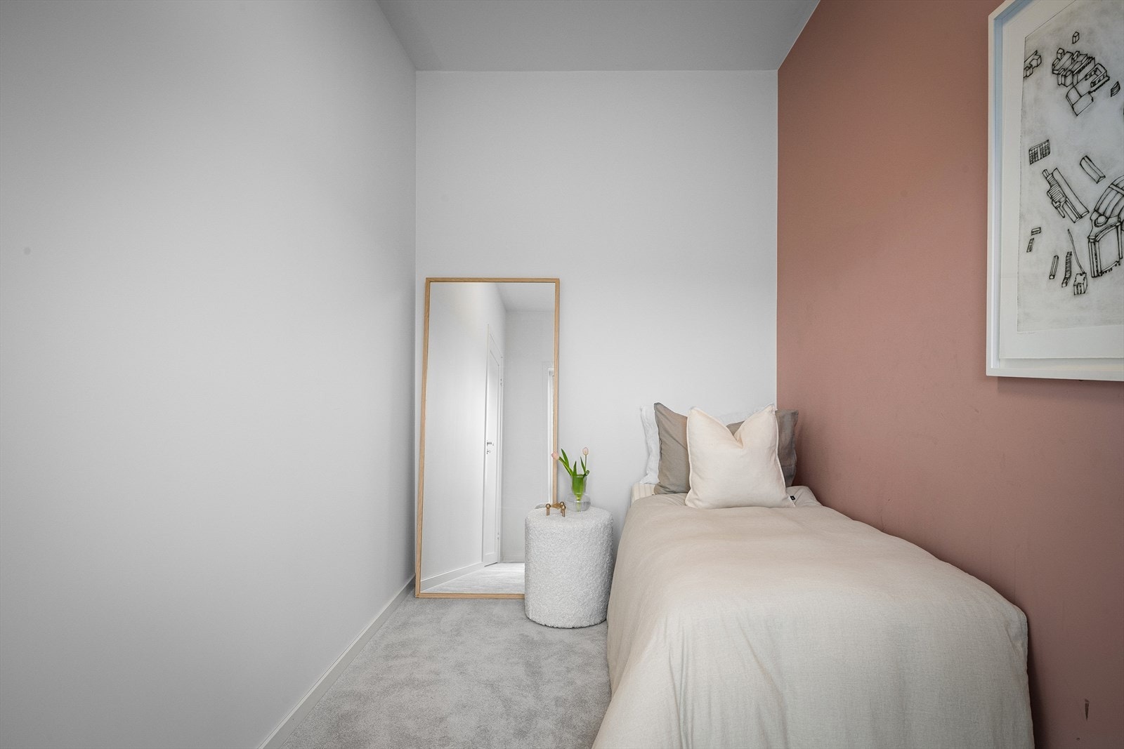 Soverom med moderne høykvalitetsteppe Medina fra Gulvmax. Plass til pult i tillegg til seng om ønskelig, eller dobbeltseng. Galleribilde