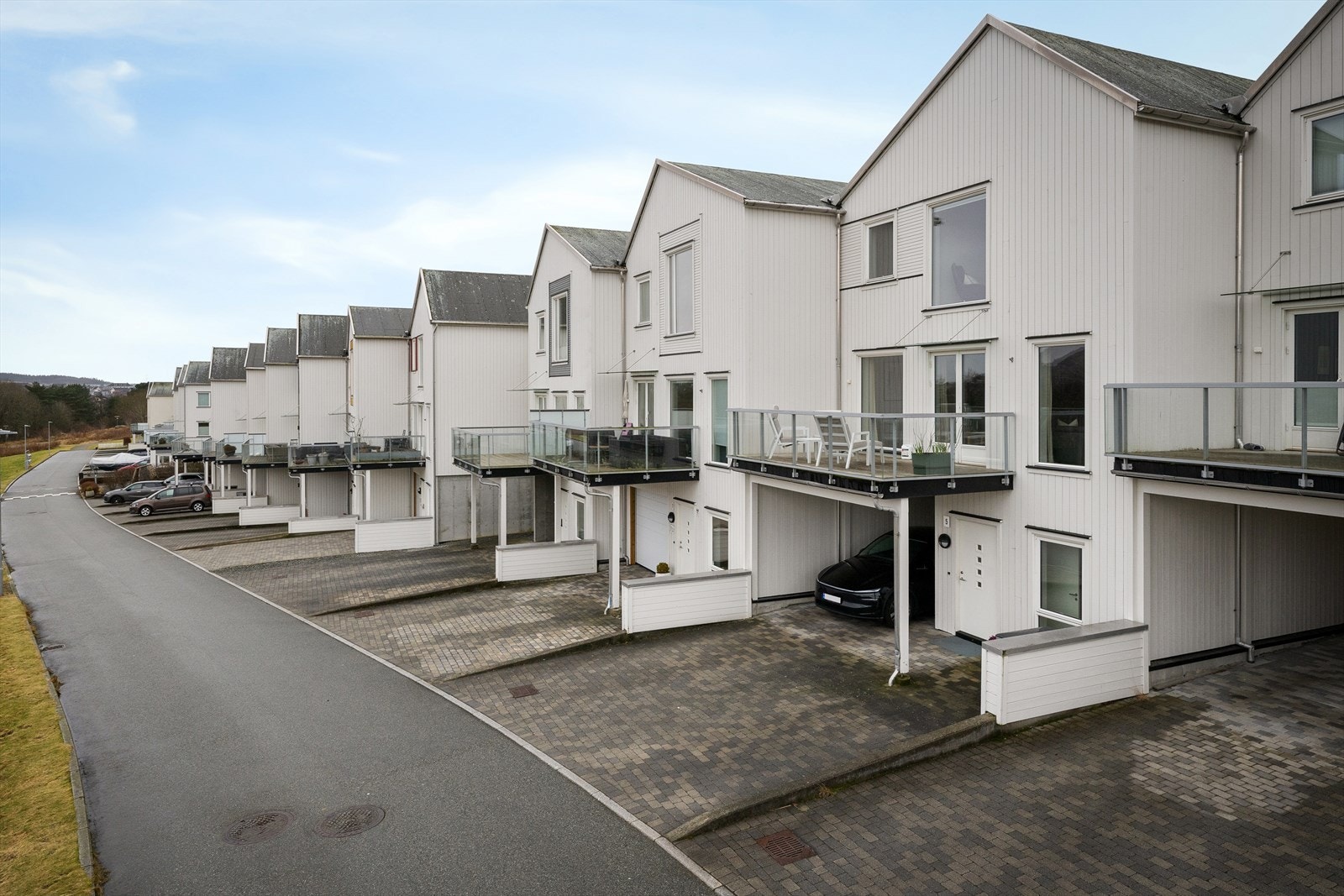 Prima plassering i blindvei som nærmeste nabo til Stokkalandsvatnet, og samtidig få min gange til skole, idrett, matbutikk og direkte påkjørsel til E39/motorvei, eller gangavstand til tog. Galleribilde