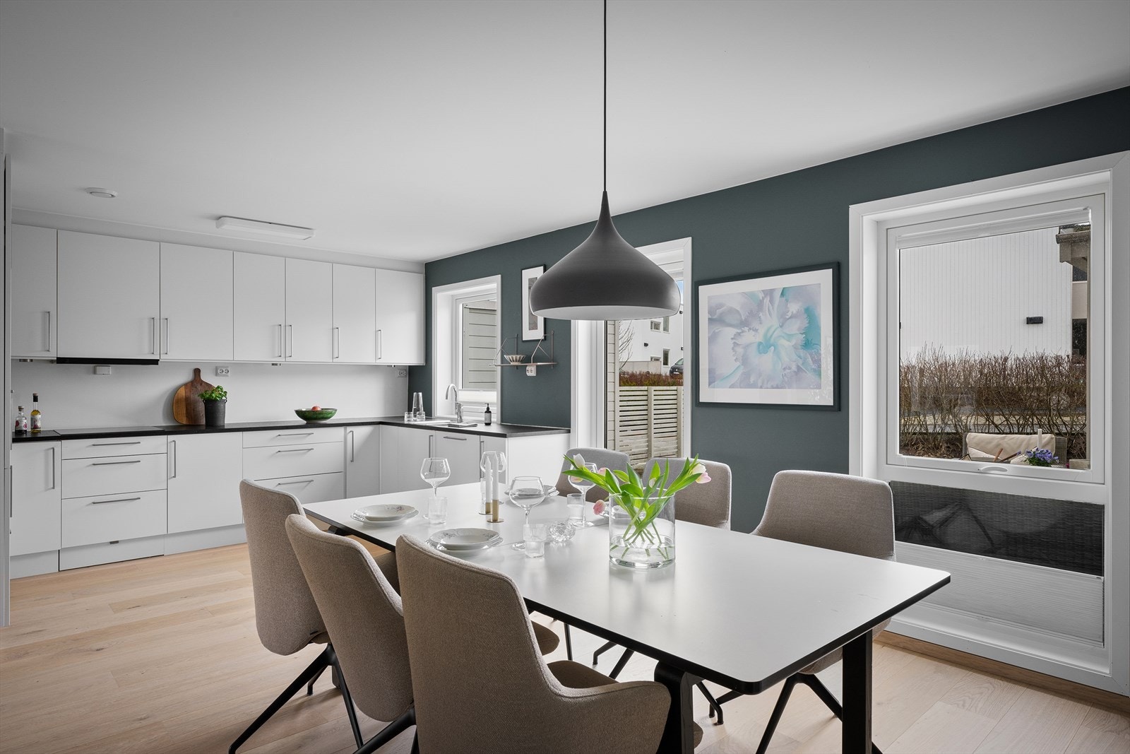 Et ideelt oppsatt kjøkken med skapplass, arbeidsplass, spisestue og utgang til egen, solrik terrasse og hage for å nyte maten ute på fine dager. Galleribilde