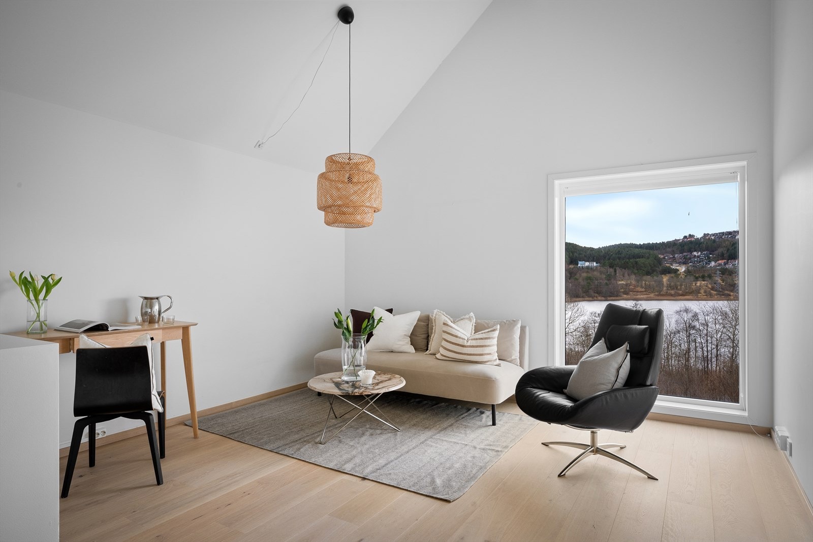 Oppsett for både tv/gaming og det en ønsker. Kombiner hjemmekontor med naturlig lys og utsikt, sammen med tv-stue. Vannbåren varme konvektor her også. Galleribilde