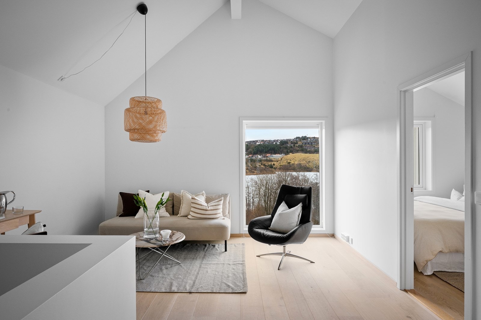 Vannbåren varme konvektor her også. Oppsett for både tv/gaming og det en ønsker. Kombiner hjemmekontor med naturlig lys og utsikt, sammen med tv-stue. Galleribilde