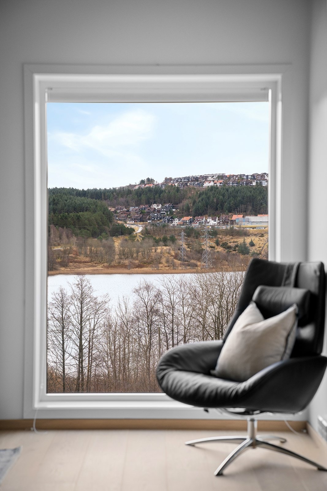 Plasseringen med utsikt, luftighet og nærhet til naturen - gir en sjeldent god bokvalitet og høy trivsel. Galleribilde