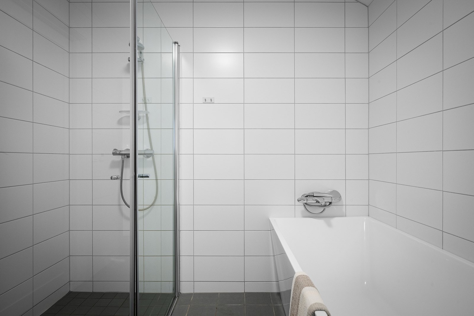 Praktisk for voksne i farten med en rask dusj, samt badekar for de små eller voksne som vil slappe mer av. Galleribilde