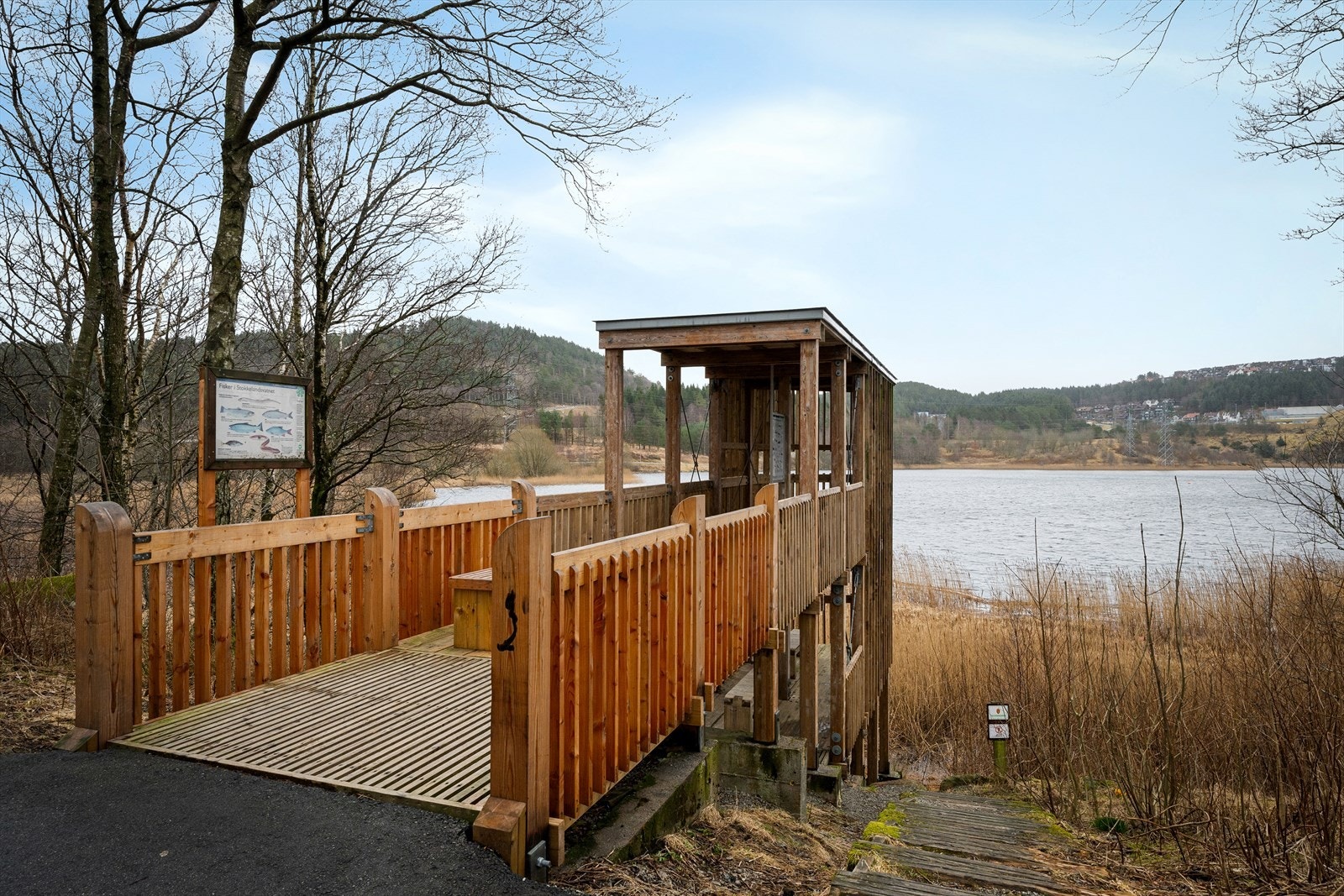 Fantastiske omgivelser med naturen som nærmeste nabo. Enkelt for tur og trening - likevel har du alle fasiliteter i umiddelbar tilgang. Galleribilde