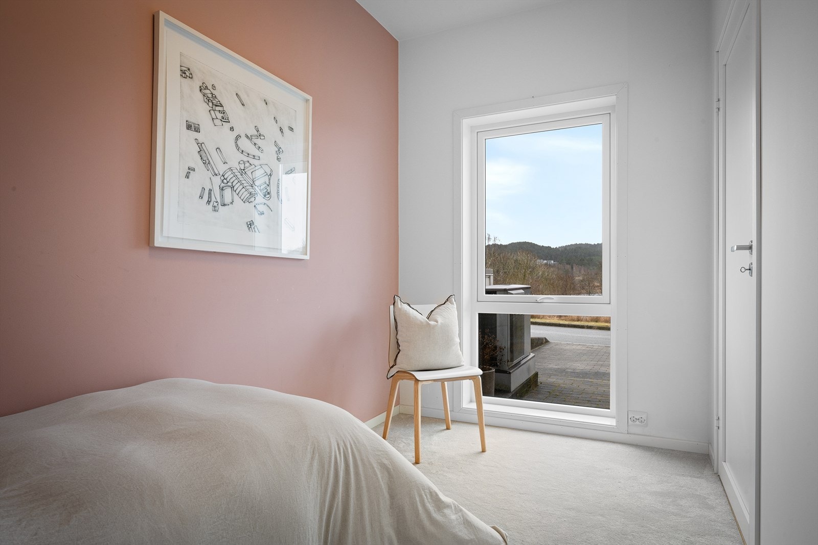 Soverom med moderne høykvalitetsteppe Medina fra Gulvmax. Plass til pult i tillegg til seng om ønskelig. Galleribilde