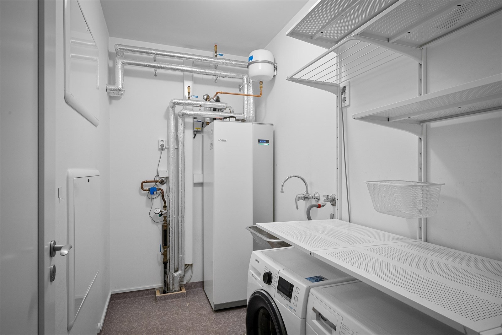 En av flere gode boder, her kombinert vaskerom. Så får du rotet ut av badet. Utslagsvask gjør det komplett og praktisk. Galleribilde