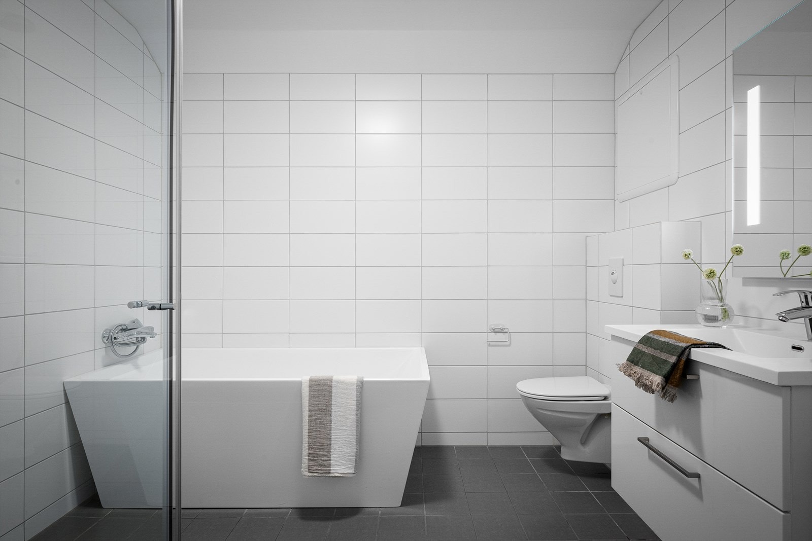 Hovedbad med både badekar og dusjhjørne gjør det komplett for både småbarn og de voksne. Stilrent og enkelt å tilføre eget interiør. Galleribilde