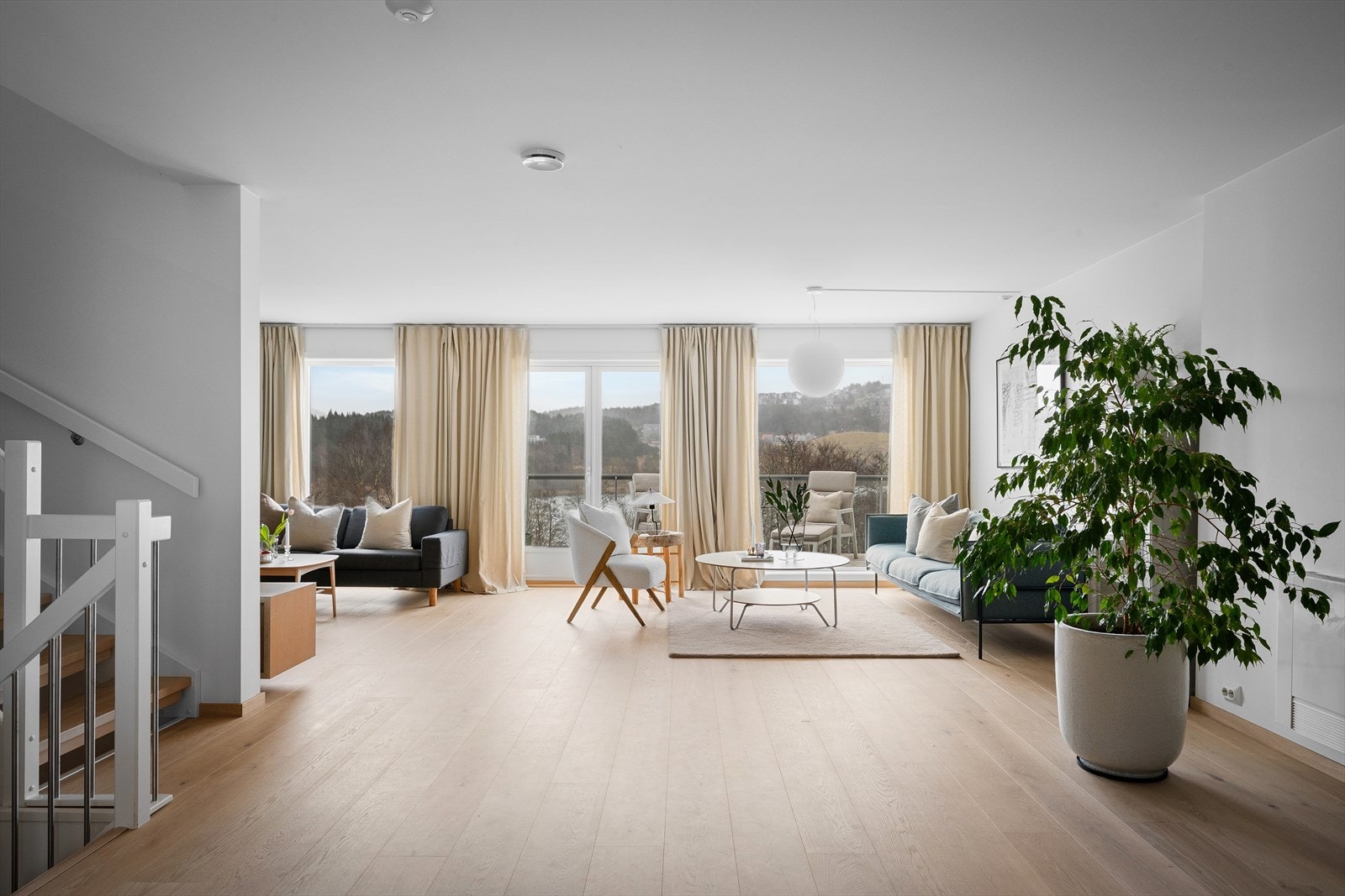 1- stavs eik live pure fra kvalitetsleverandøren Skau gulv. En herlig atmosfære med naturen inn gjennom store vinduer i hele front. Rikelig med plass til flere soner møblering. Galleribilde