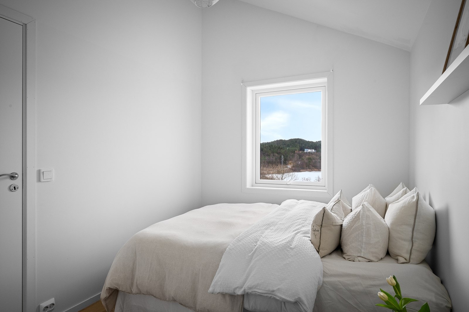 1 av 3 soverom oppe, totalt 4 og potensielt 5 soverom. Våkne til herlig utsikt. Galleribilde