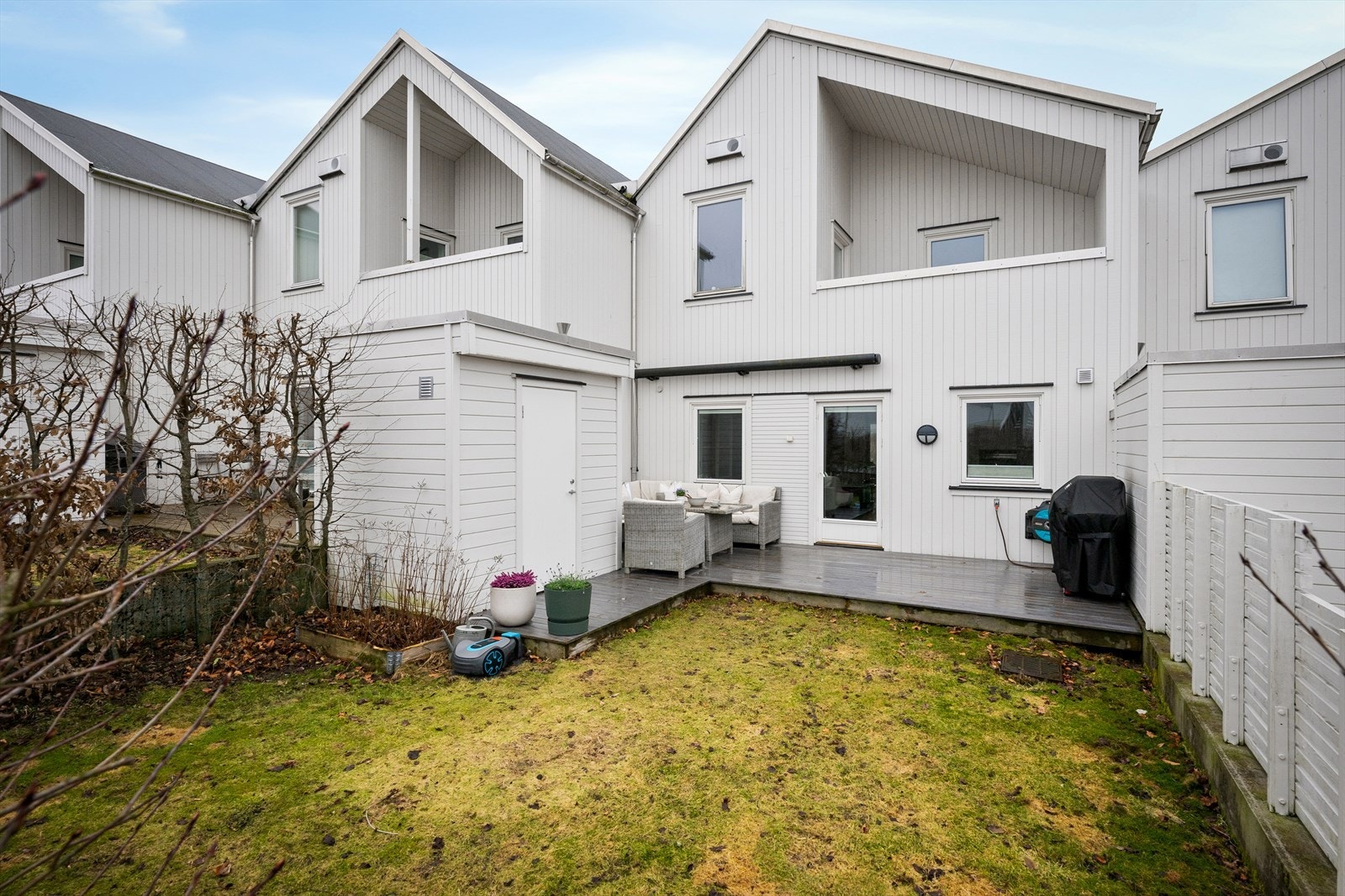 Markise for skjerming fra solsteik eller sene kvelder og nedfall. Romslig og solrik terrasse med lunt hjørne. God ekstra sportsbod for alt av puter og ute utstyr. Boltreplass for barna eller hund med en liten plen. Galleribilde