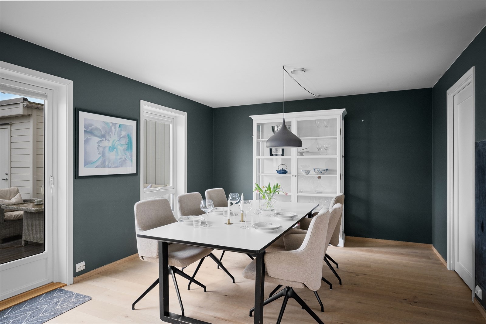 Genialt spiskammers/bod inn fra kjøkken/allrom gir plass til ekstra kjøkkenmaskiner, tørrmat og mer. Veggplass for reoler, kommoder e.l. Galleribilde