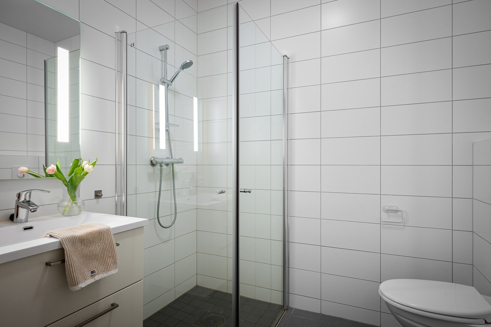 Ett av to baderom med vannbåren, lun varme og gode fasiliteter. Tidløst og stilrent gjør det enkelt å tilføre eget interiør. Galleribilde