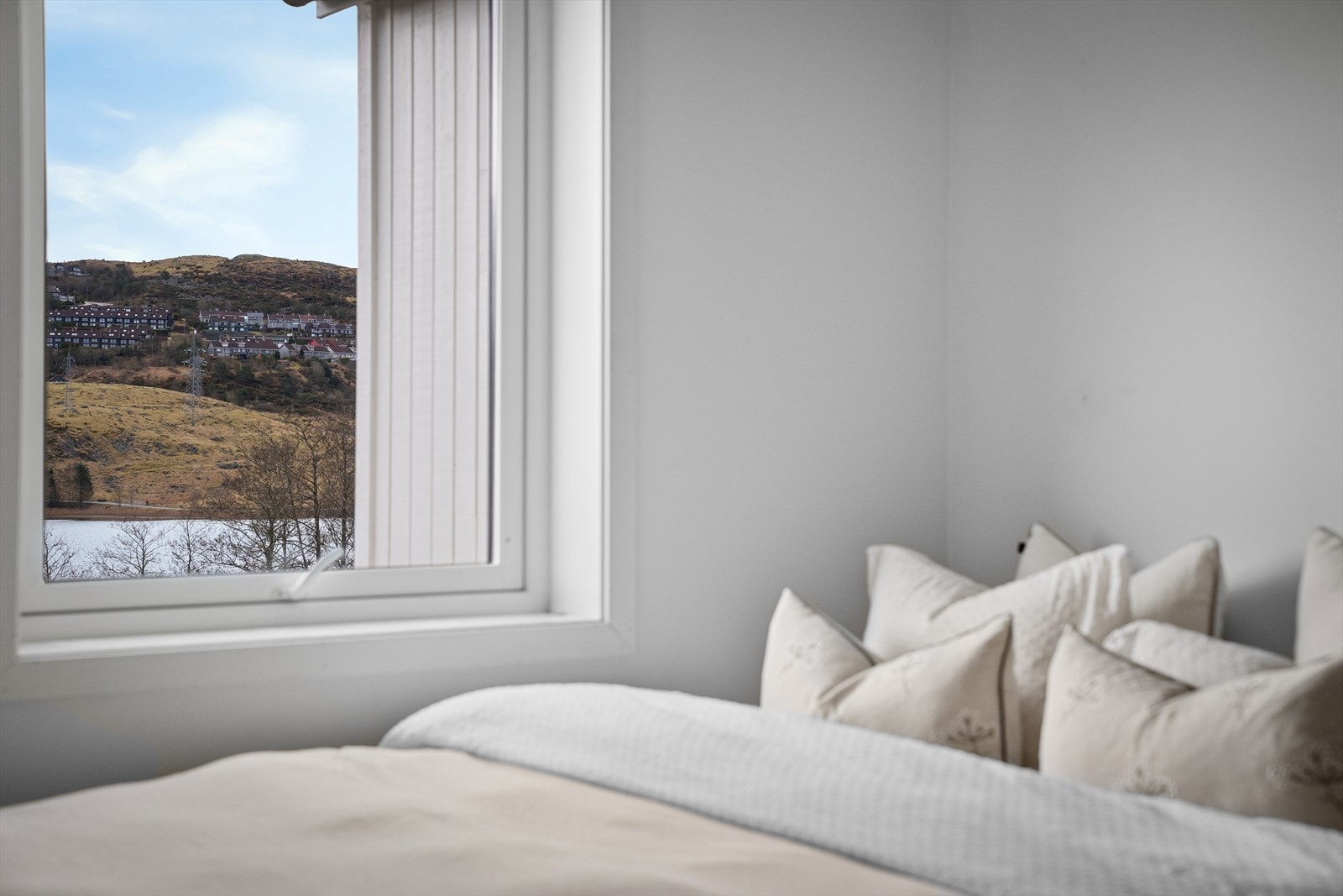 1 av 3 soverom oppe, totalt 4 og potensielt 5 soverom. Våkne til herlig utsikt. Galleribilde