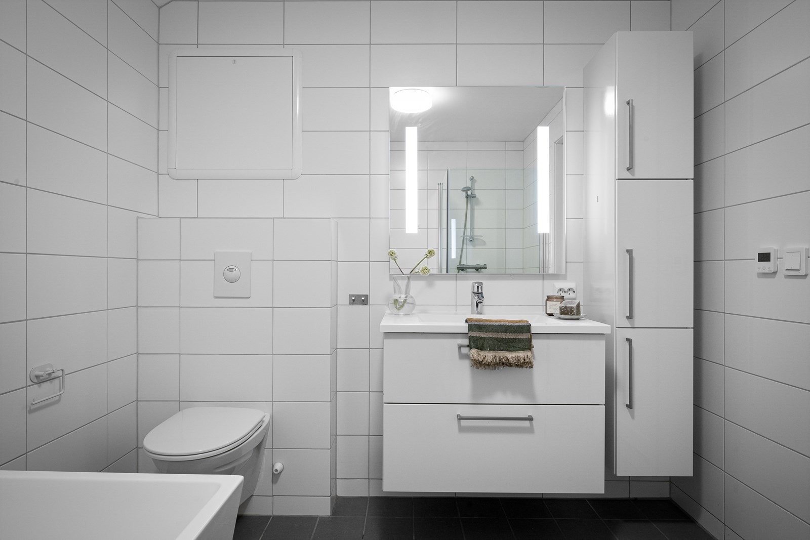 Rikelig med oppbevaring i ekstra skapplass. Hovedbad med både badekar og dusjhjørne gjør det komplett for både småbarn og de voksne. Stilrent og enkelt å tilføre eget interiør. Galleribilde