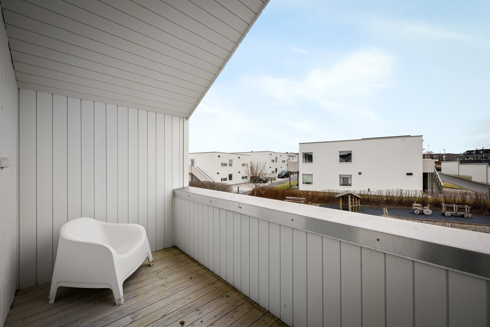 Overbygget balkong for lufting av dyner eller en kopp kaffe. Galleribilde