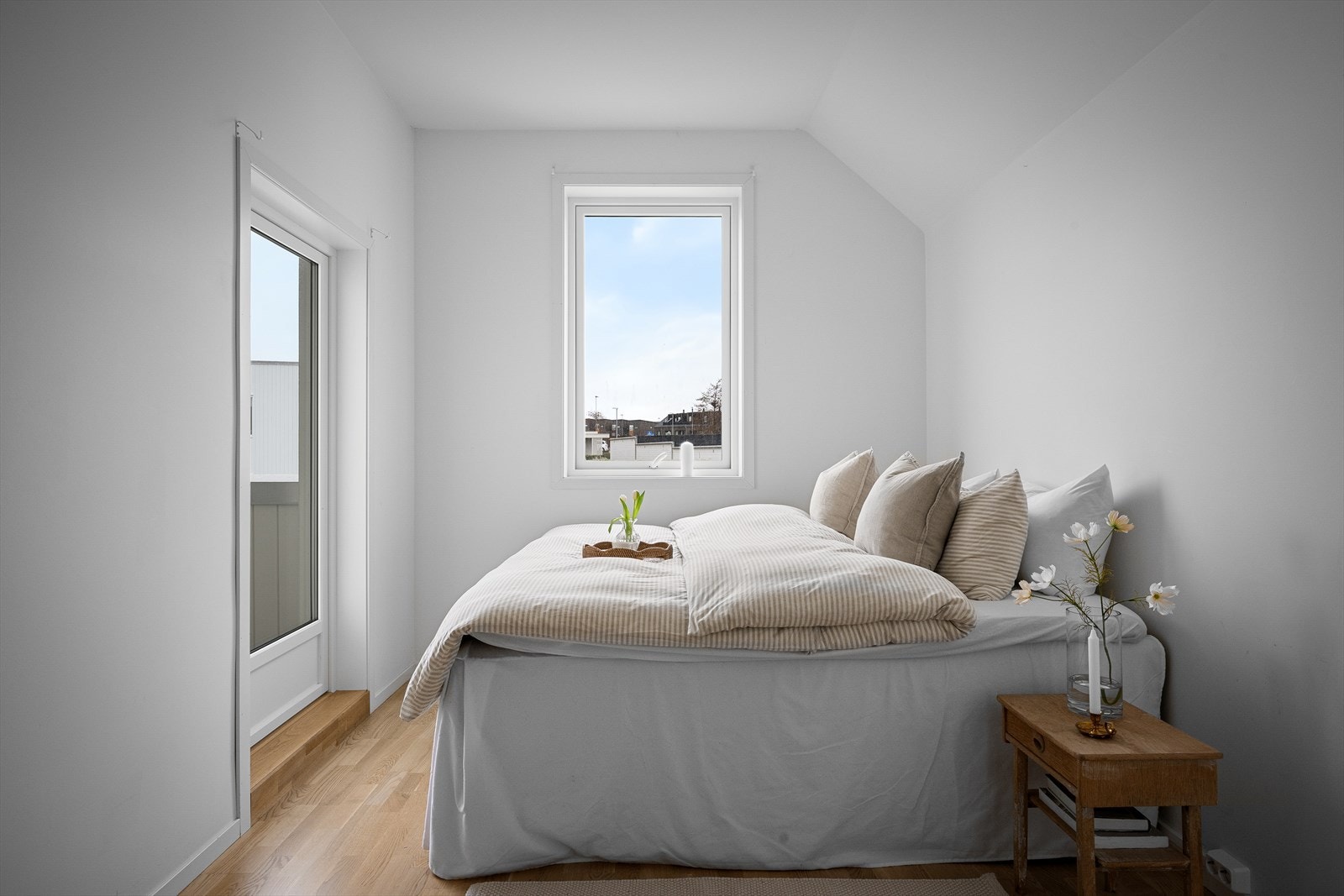 1 av 3 soverom oppe - her med utgang balkong. Galleribilde