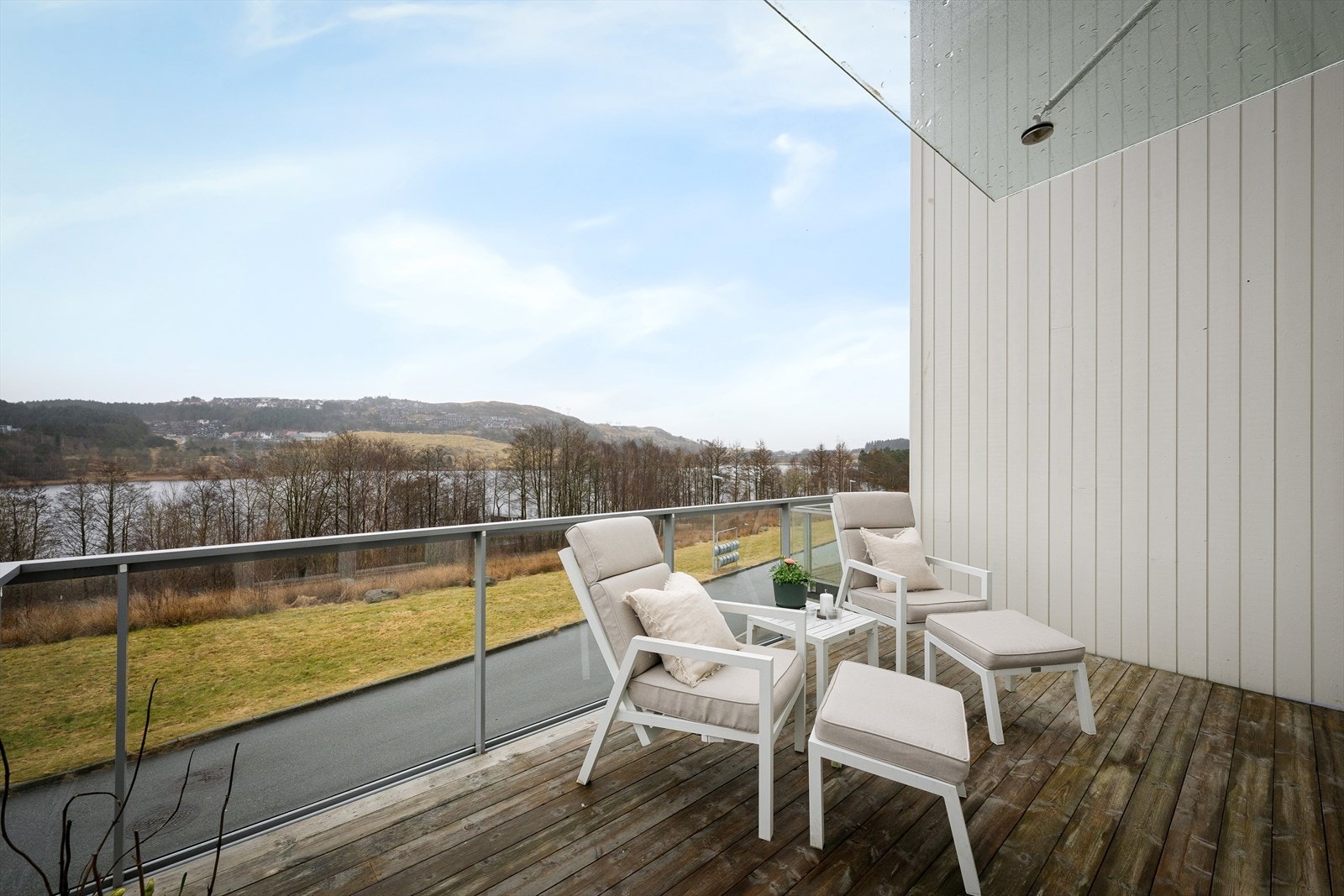 Sjeldne kvaliteter på et nytt boligfelt med så stor bolig og luftige omgivelser med en slik utsikt. Solrikt og rett i naturen. Få min for barna å springe til skole, idrett og venner. Enkelt for deg å ta en treningstur. Galleribilde