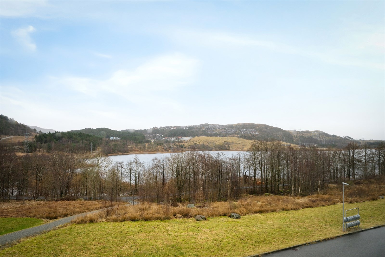 Huset er plassert i en blindvei, uten gjennomgangstrafikk nederst på feltet og i kontakt med Stokkalandsvatnet. Åpen og fin gate - luftig preg, nydelig utsikt over vatnet, og med lekeplass og barn som leker i gaten. Fredelig og godt. Galleribilde