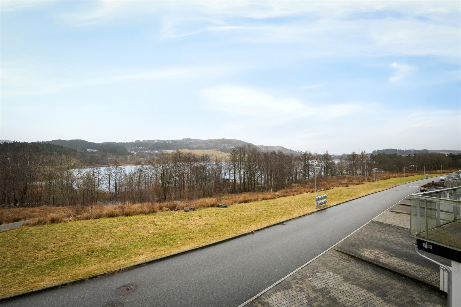 Sjeldent får du det så luftig og herlig på et nytt boligfelt. Kombinasjonen moderne standard, det største innholdet i gaten, og følelsen av naturen inne - gir topp bokvalitet. Galleribilde