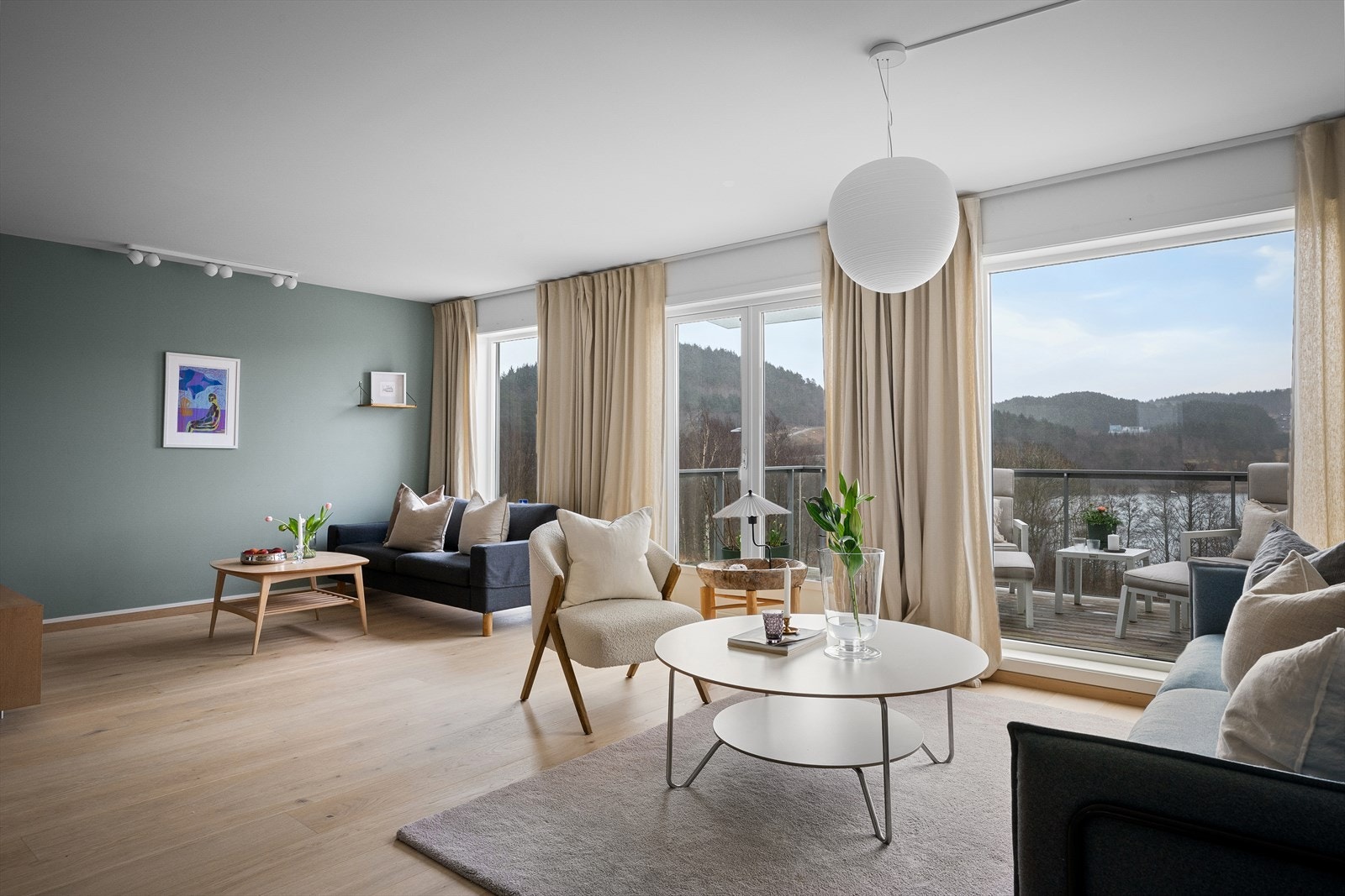 L-formet stue gir naturlige soner for møblering og rikelig med plass til store sofagrupper, lounge, godstoler og spisestue. Veggplass for reoler, kommoder og mer. Galleribilde