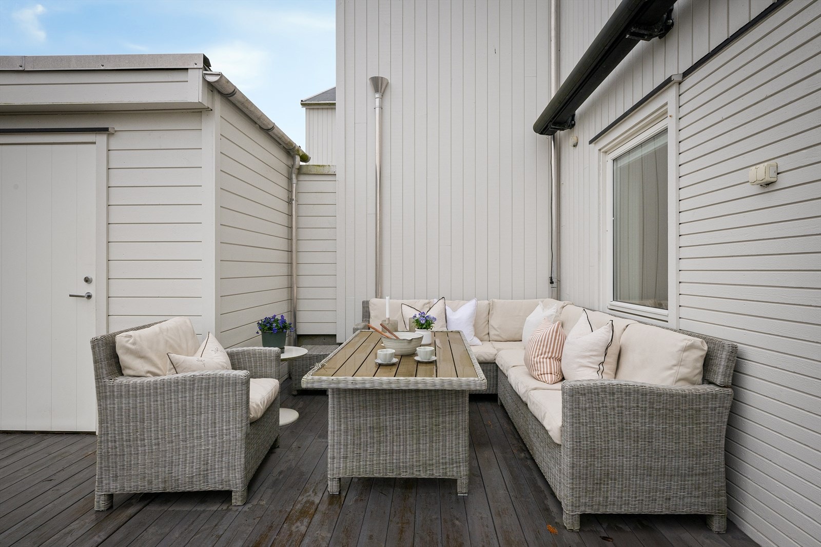 Markise for skjerming fra solsteik eller sene kvelder og nedfall. Romslig og solrik terrasse med lunt hjørne. God ekstra sportsbod for alt av puter og ute utstyr. Boltreplass for barna eller hund med en liten plen. Galleribilde