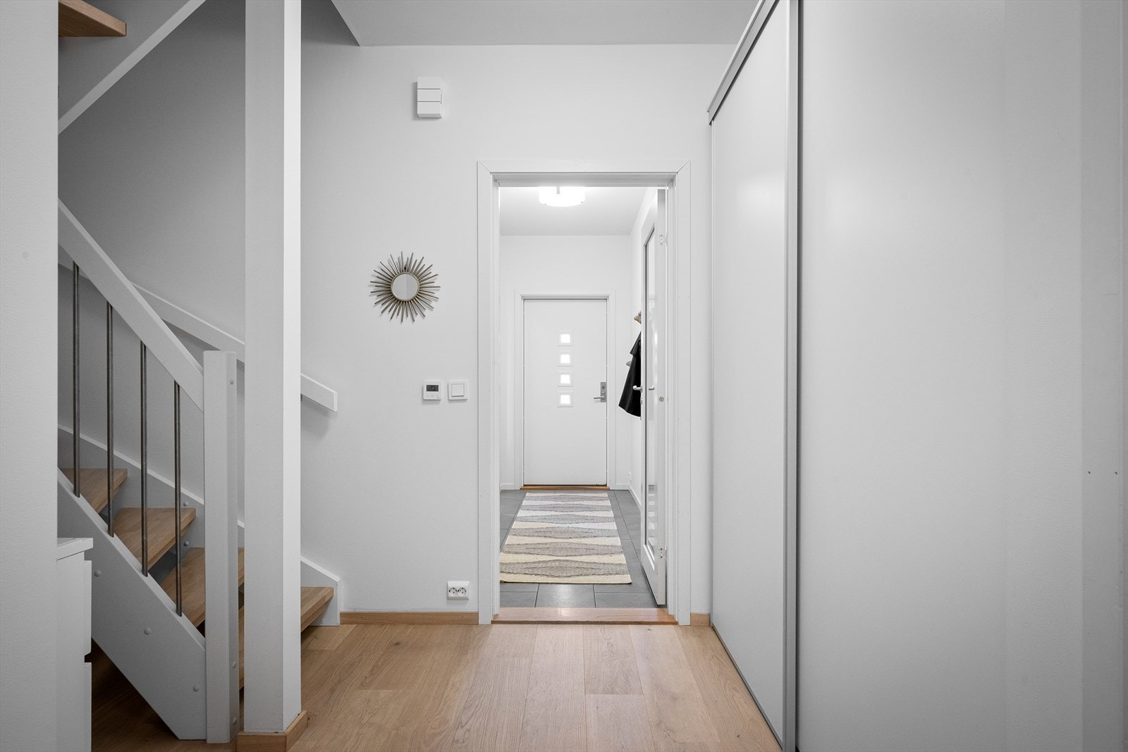 Hall og trapperom med god lagring under trapp og plass til kommoder. Stor skyvedørsgarderobe for alt av sesongtøy. Galleribilde
