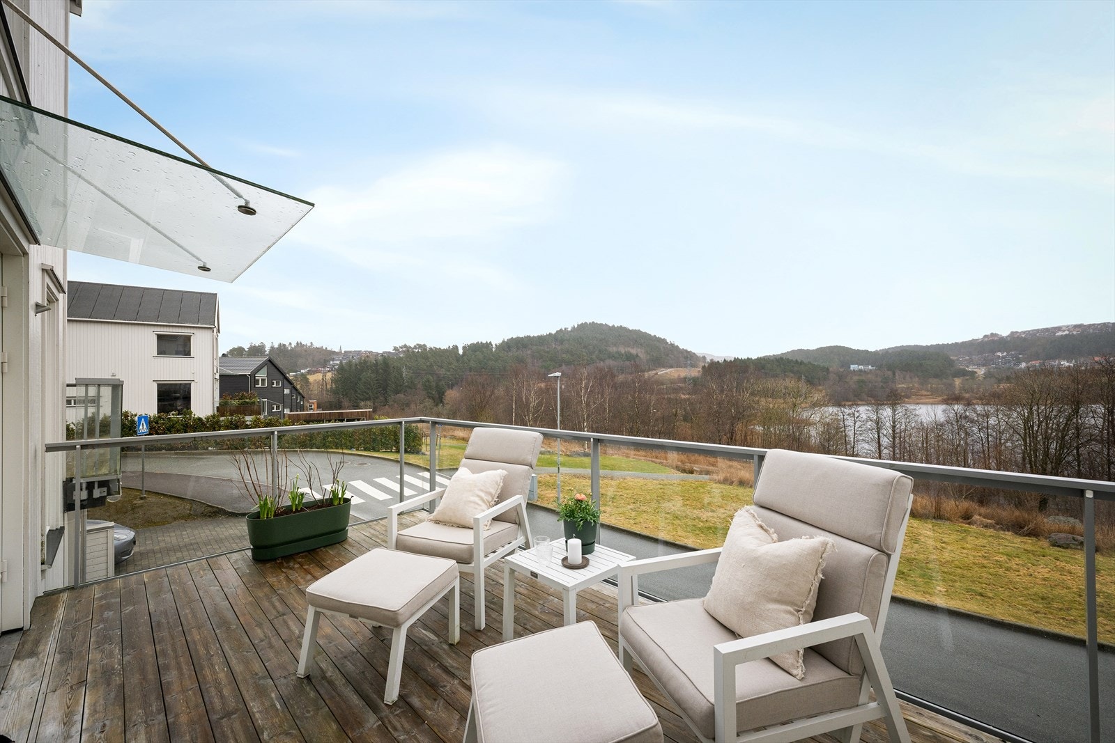 Sjeldne kvaliteter på et nytt boligfelt med så stor bolig og luftige omgivelser med en slik utsikt. Solrikt og rett i naturen. Få min for barna å springe til skole, idrett og venner. Enkelt for deg å ta en treningstur. Galleribilde