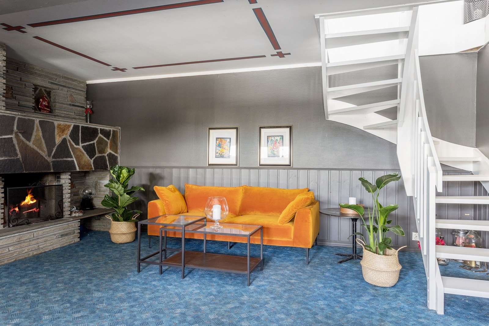 Kjellerstuen har vegg-til-vegg gulvteppe, gråmalte vegger og barløsning. Galleribilde