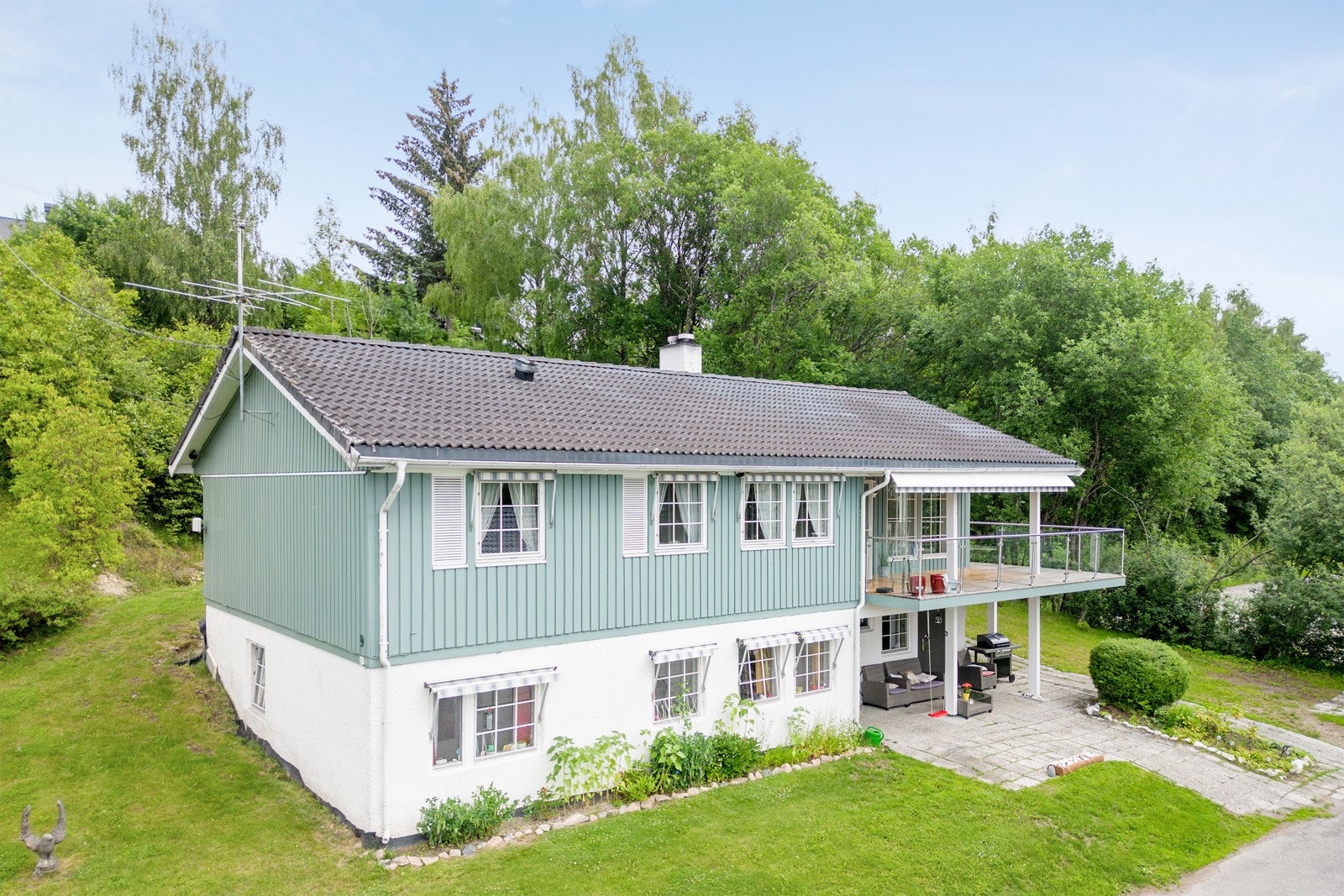 Privatmegleren ved Kristian Haltvik har gleden av å presentere Innholdsrik og romslig familiebolig med hybel, dobbelgarasje og solrike verandaer! Galleribilde