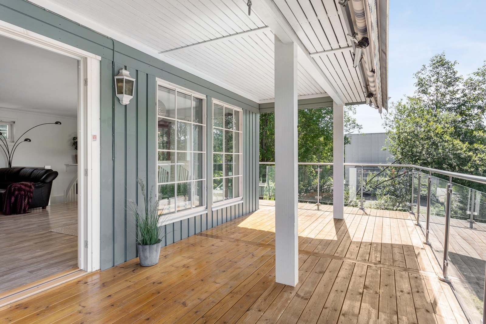 Deilig og solrik terrasse. Galleribilde