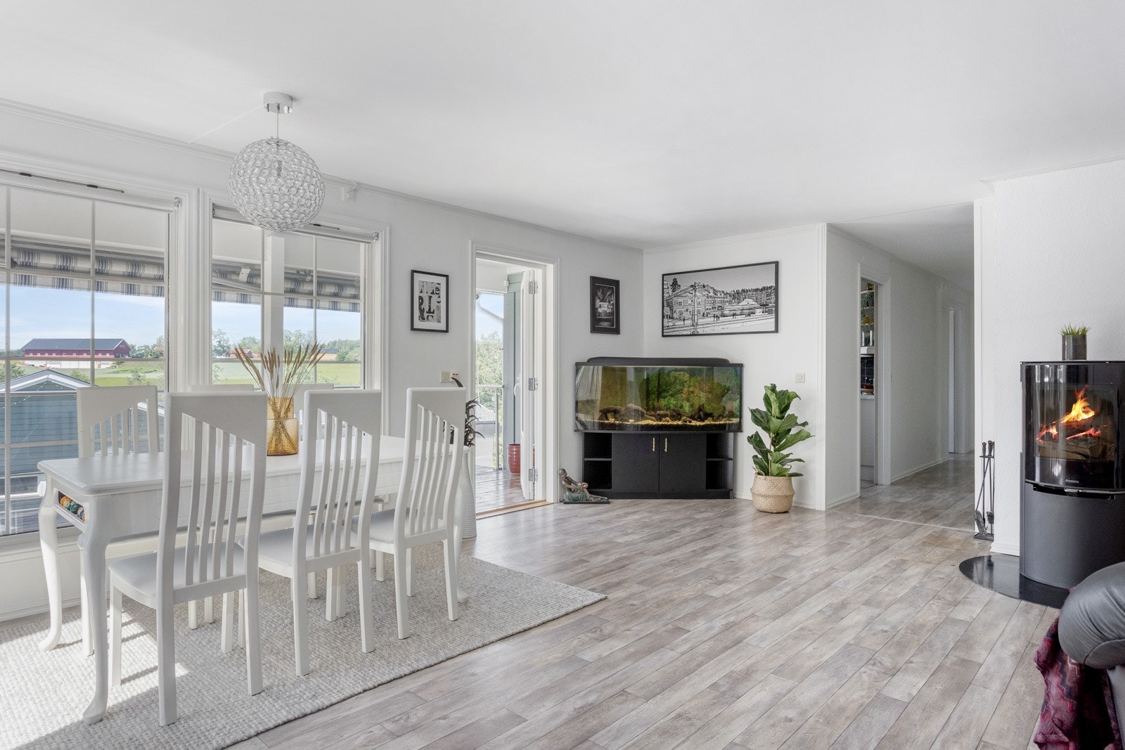 Boligen har en stor og innbydende stue med flott lysinnslipp fra vinduer mot tre forskjellige himmelretninger. Sentrert i rommet er det en peisovn med flammebilde som kan ses fra alle vinkler. Galleribilde