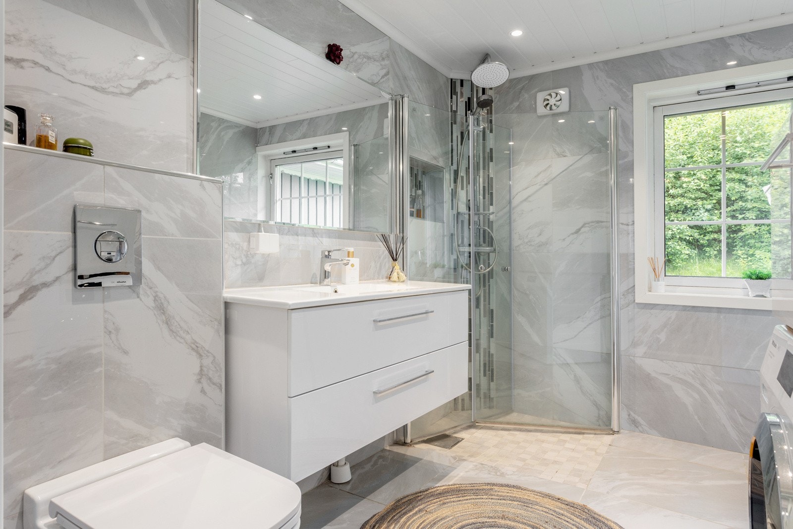 Boligen har bad og toalettrom vegg-i-vegg, hvor førstnevnte ble pusset opp i 2020 med delikat utførelse. Galleribilde