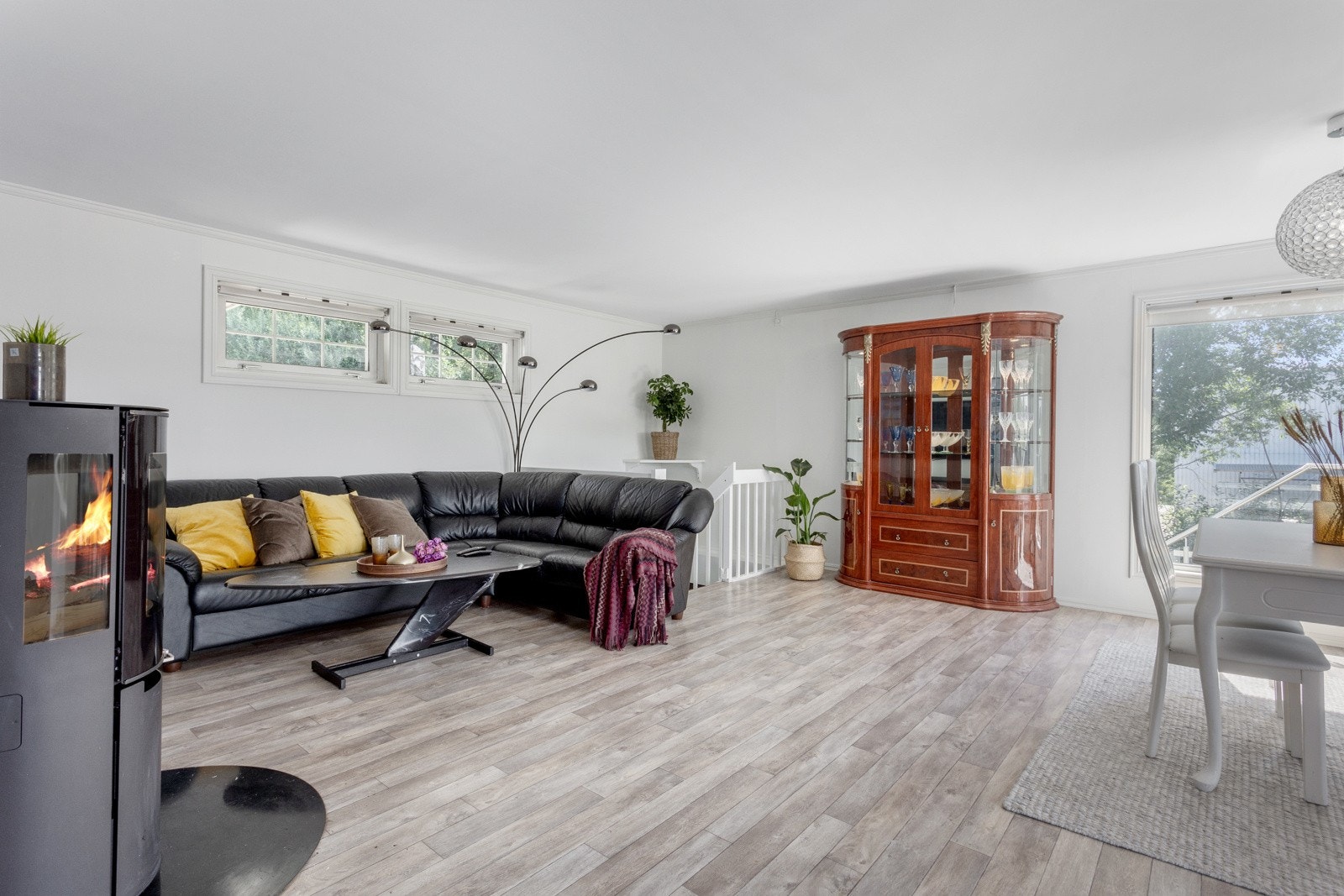 I underetasjen er det en koselig kjellerstue med innvendig og utvendig adkomst. Galleribilde