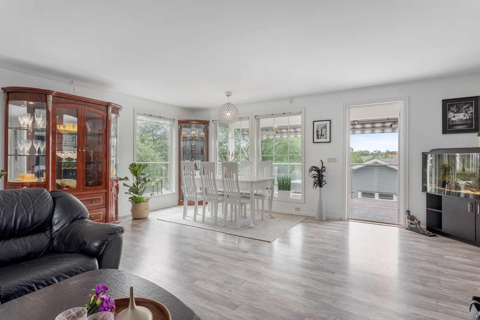 Boligen har en familievennlig planløsning med god plass. Her får du et elegant Marbodal-kjøkken med integrerte hvitevarer, en lys stue med peisovn og utgang til veranda, samt bad og wc-rom pusset opp i 2020. Galleribilde