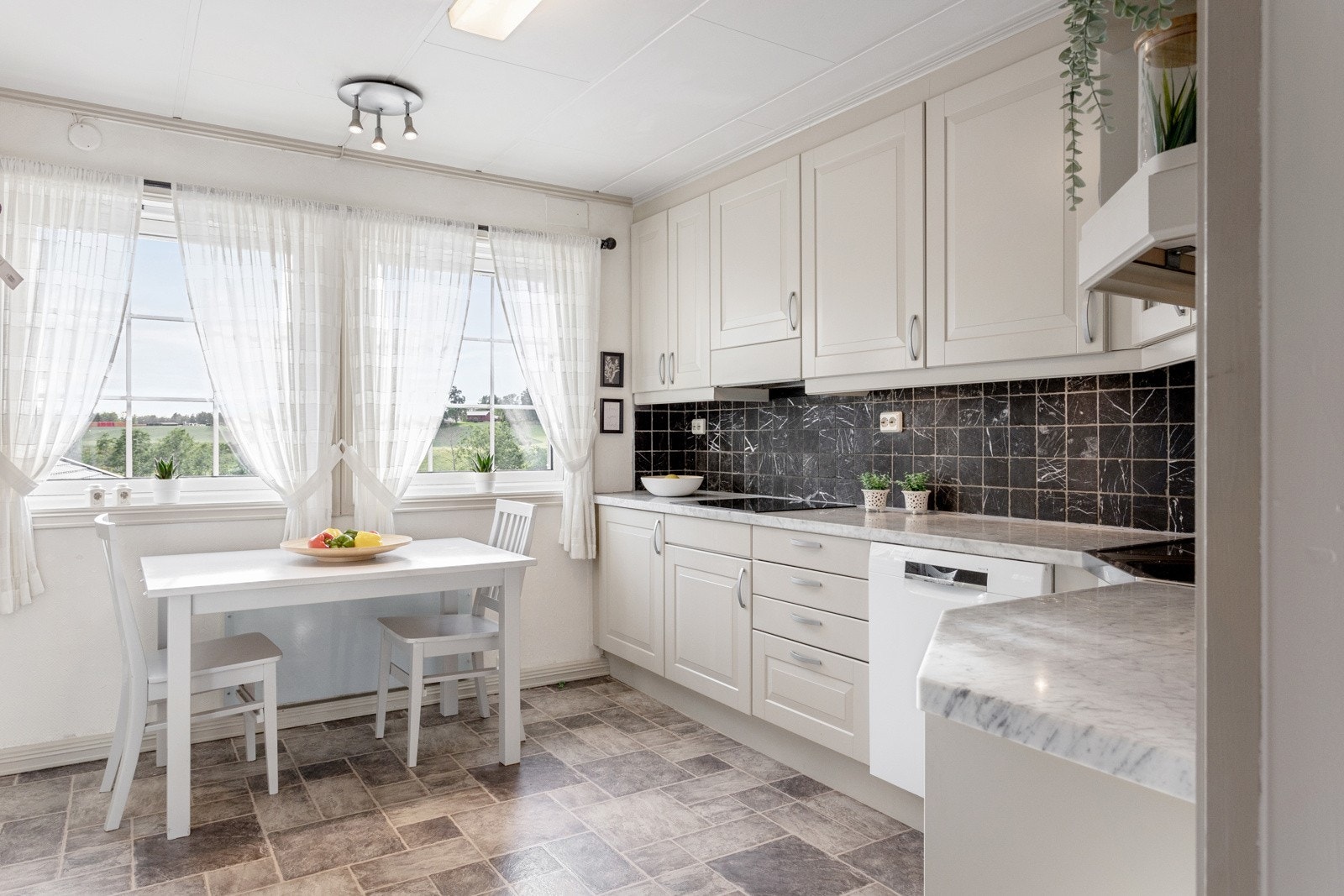 Kjøkkenet ligger i eget rom og har rikt utstyrt Marbodal-innredning. Galleribilde