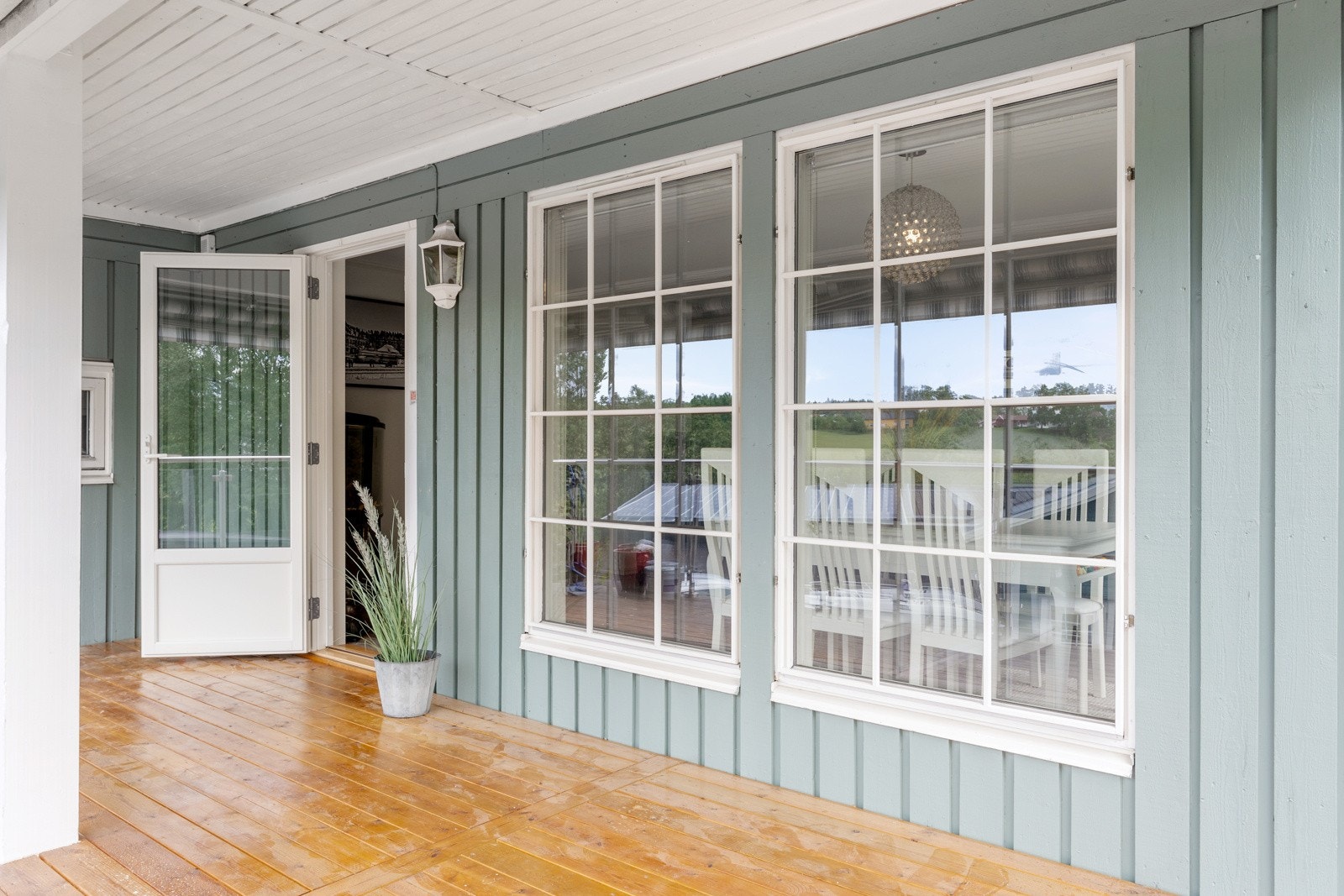 Det er adkomst fra terrasse til stue i andre etasjen. Galleribilde