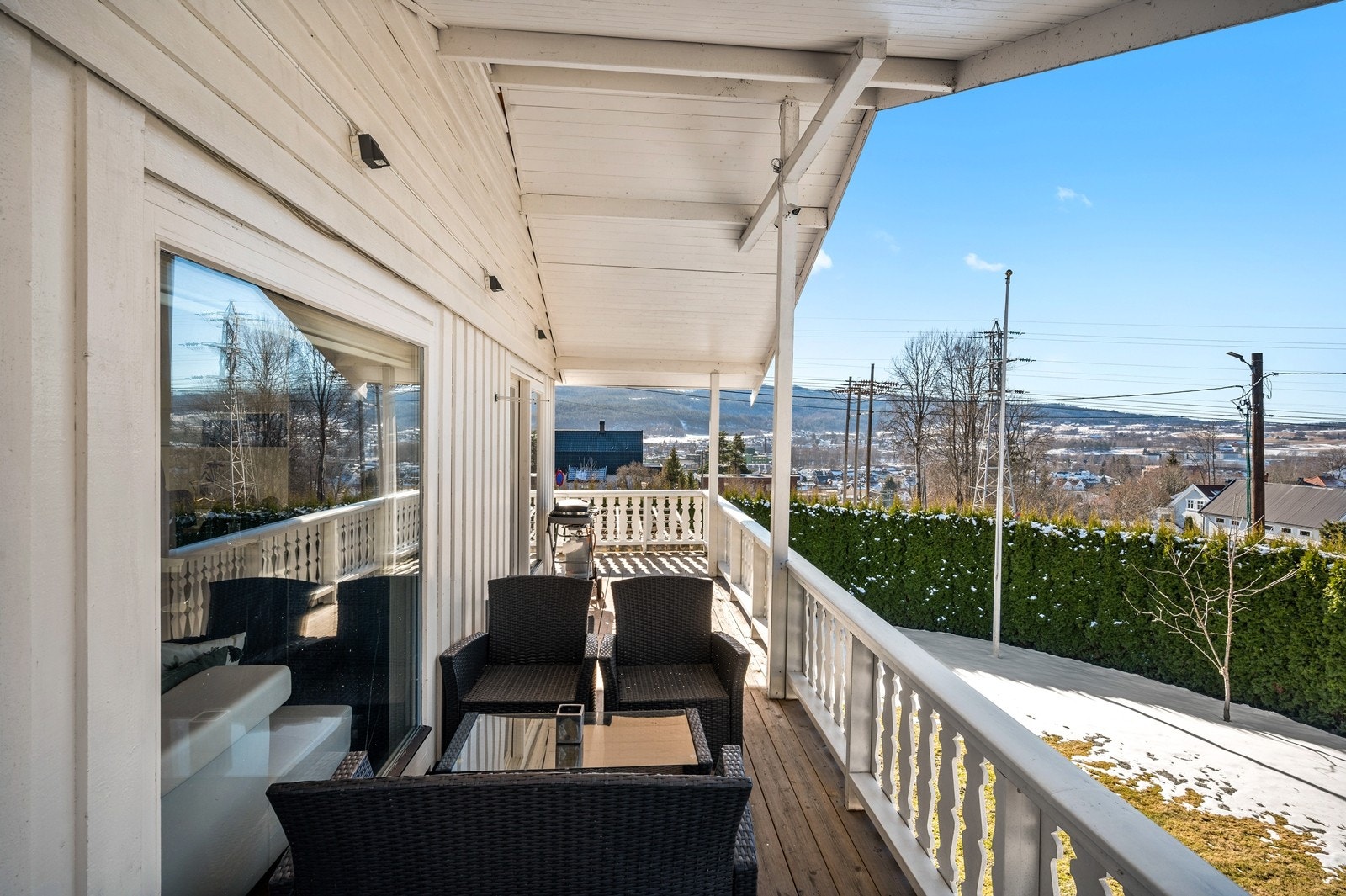 Sammenhengende terrasse på sydvestsiden, nordvestsiden og nordøstsiden av boligen skaper gode muligheter utendørs Galleribilde