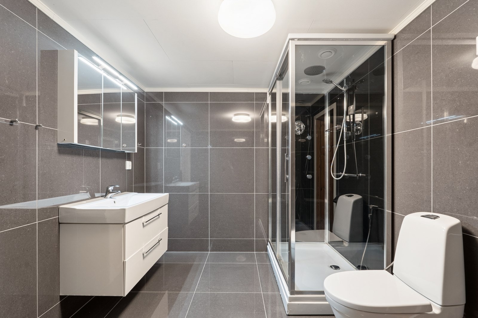 Rom merket redskap og sport (tilleggsdel) er innredet som badstu og bad (hoveddel). Galleribilde