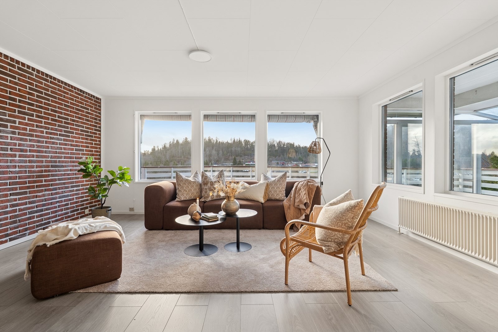 Murvegg i stuen gir et rustikt preg, og rommet har plass til en stor sofagruppe. Galleribilde