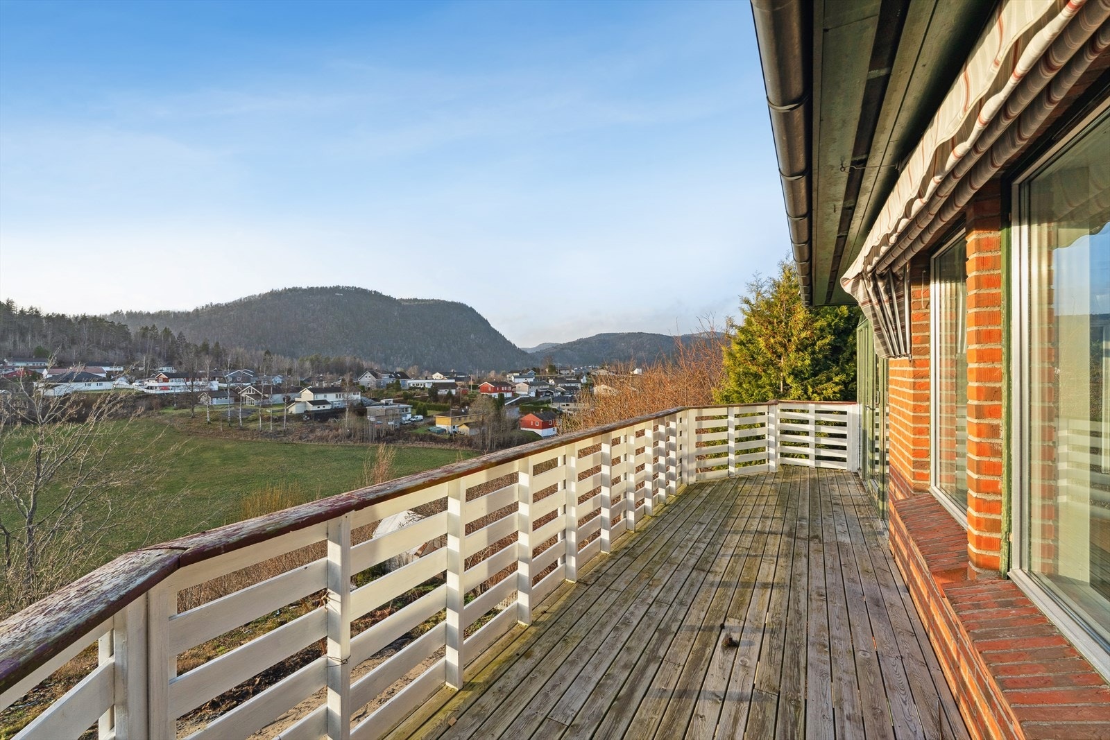 Boligen har flere fine uteplasser - denne terrassen ligger i tilknytning til stuen. Galleribilde