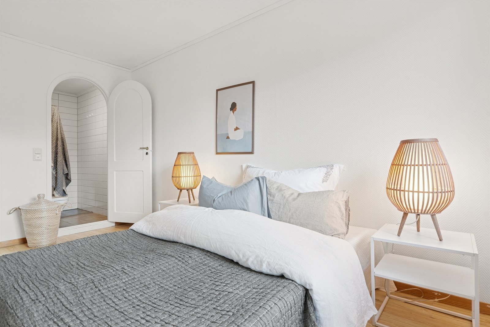 Boligen har fire gode soverom, alle ligger i denne etasjen. Soverommene har plass til ulike oppbevaringsløsninger. Galleribilde