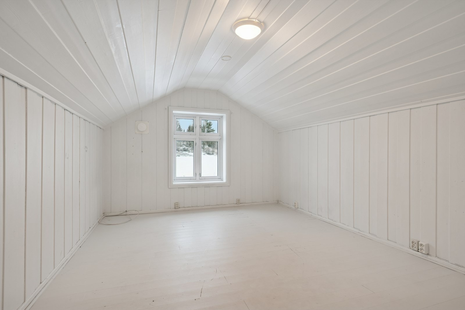 Soverom nummer tre, også av god størrelse og med utsikt mot natur. Galleribilde